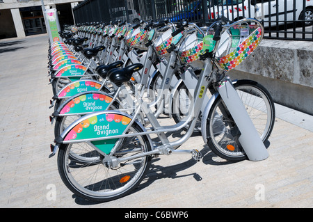 Bicicletta Vélopop condivisione sistema chiamato anche comunità programma bicicletta in Avignon, Francia Foto Stock