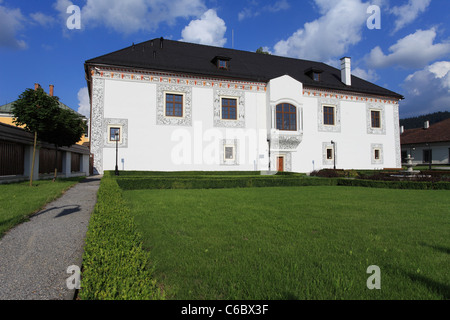 Il palazzo rinascimentale con affresco facciata decorata in Bytca, Slovacchia. Costruito da J. Thurzo come un luogo di nozze per le sue figlie. Foto Stock