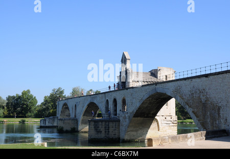 Pont Saint-Bénezet chiamato anche Pont d'Avignon a Avignon, dipartimento di Vaucluse, regione della Provenza in Francia Foto Stock