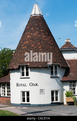 Il Royal Oak public house al Green Street Green nel Kent è stato costruito per assomigliare alla oast case visto localmente Foto Stock