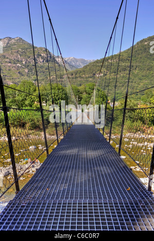 Sospensione ponte sopra il fiume Maggia in Ticino Foto Stock