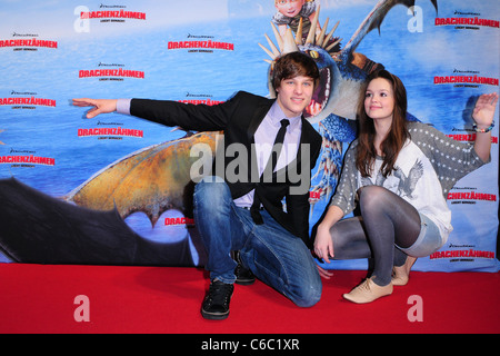 Daniel Axt, Emilia Schuele alla premiere di 'Drachenzaehmen leicht gemacht' a Cubix Am Alex movie theater. Berlino, Germania - Foto Stock