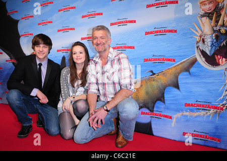 Daniel Axt, Emilia Schuele, Dominic Raacke alla premiere di 'Drachenzaehmen leicht gemacht' a Cubix Am Alex movie theater. Foto Stock