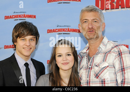 Daniel Axt , Emilia Schuele, Dominic Raacke alla premiere di 'Drachenzaehmen leicht gemacht' a Cinemaxx Dammtor movie Foto Stock