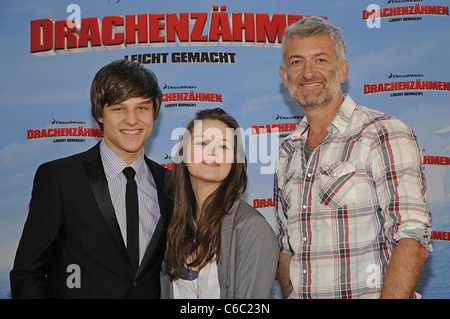 Daniel Axt , Emilia Schuele, Dominic Raacke alla premiere di 'Drachenzaehmen leicht gemacht' a Cinemaxx Dammtor movie Foto Stock