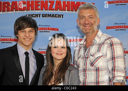 Daniel Axt , Emilia Schuele, Dominic Raacke alla premiere di 'Drachenzaehmen leicht gemacht' a Cinemaxx Dammtor movie Foto Stock