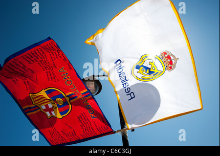 Bandiere delle 2 di lingua spagnola club di calcio FC Barcelona e Real Madrid, Spagna, Europa. Foto Stock