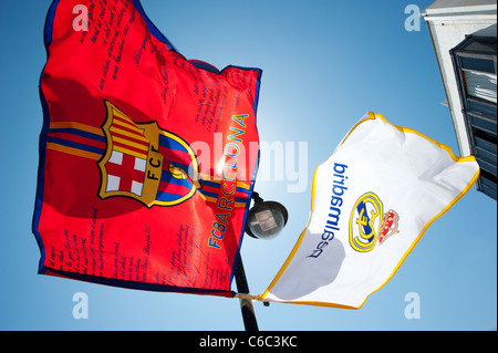 Bandiere delle 2 di lingua spagnola club di calcio FC Barcelona e Real Madrid, Spagna, Europa. Foto Stock