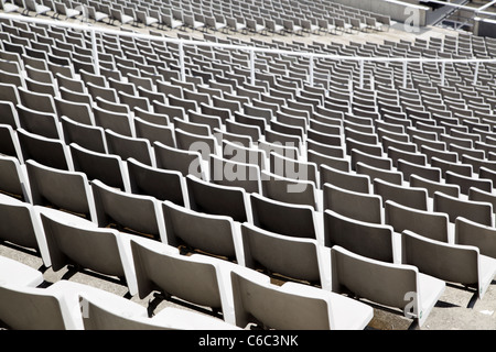 Un sacco di plastica posti al grande stadio Foto Stock