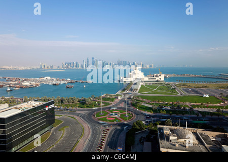 Il Qatar, il Medio Oriente e penisola arabica, Doha, vista in elevazione oltre il Museo di Arte Islamica e il porto Dhow Foto Stock