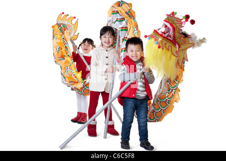 Tre bambini cinesi holding draghi cinesi Foto Stock