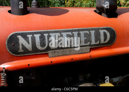 Il Nuffield Universal Tractor 1957 circa. Targhetta del nome. A Whitwell & Reepham Rally di vapore, Norfolk, Regno Unito. Foto Stock