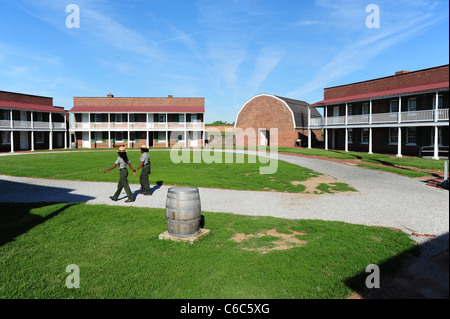 Stati Uniti d'America Baltimore MD Maryland Fort McHenry National Monument e Santuario Storico di National Park Service Rangers a piedi i motivi Foto Stock