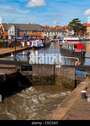 Serratura e narrowboats sul Stratford-upon-Avon Canal a Stratford town center Warwickshire West Midlands England Regno Unito Foto Stock