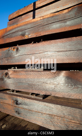 Nuovissime travi quadrate in legno usate come traversine ferroviarie, Finlandia Foto Stock