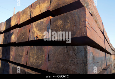 Nuovissime travi quadrate in legno usate come traversine ferroviarie, Finlandia Foto Stock