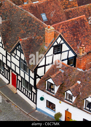 Vista guardando verso il basso sulla struttura di legno Tudor edifici nel centro di Warwick una città storica nel Warwickshire England Regno Unito Foto Stock