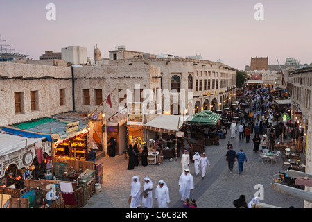 Il Qatar, il Medio Oriente e penisola arabica, Doha, il restaurato Souq Waqif con fango resi negozi e travi di legno a vista Foto Stock