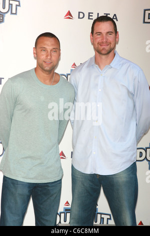 New York Yankees shorstop Derek Jeter e New York Mets lanciatore Mike Pelfrey aperta "Delta piroga' a Madison Square Park Foto Stock