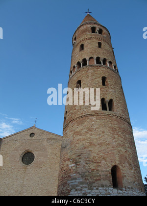 Il campanile della cattedrale, Caorle, Veneto, Italia Foto Stock