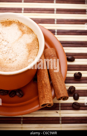 Il caffè fresco e tazza di fagioli sul tovagliolo di bambù Foto Stock