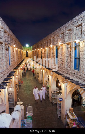 Il Qatar, il Medio Oriente e penisola arabica, Doha, il restaurato Souq Waqif con fango resi negozi e travi di legno a vista Foto Stock