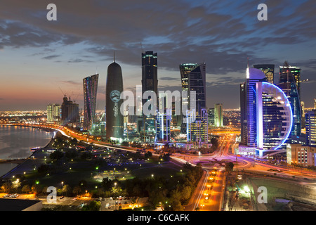 Il Qatar, il Medio Oriente e penisola arabica, Doha, nuovo skyline del West Bay quartiere finanziario centrale di Doha Foto Stock