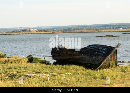 Fiume Medway, Hoo St Werburgh, Kent. L'estuario del fiume Medway ha abbandonato le barche. Naufragi. Intorno al fiume Medway, le paludi sono quelle che appaiono in Great Expectations di Charles Dickens, nel libro sono presentate come paludi intorno al Tamigi. 2011, 2010S UK HOMER SYKES Foto Stock