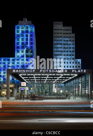 I grattacieli illuminati a Potsdamer Platz, Beisheim Center, il Ritz Carlton Hotel, il Festival delle luci di Berlino Foto Stock