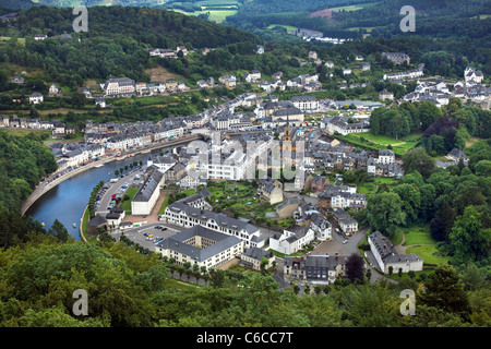 La vista sulla città di Bouillon in un meandro del fiume Semois nelle Ardenne belghe, Belgio Foto Stock