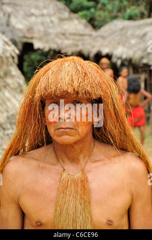 Yagua uomo indiano con il tradizionale copricapo 3. Foto Stock