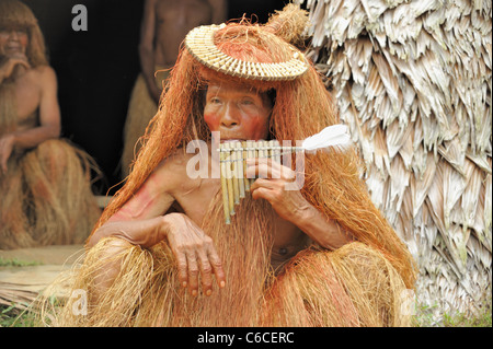 Yagua Indian sambuco con copricapo e pan tubazioni 2 Foto Stock