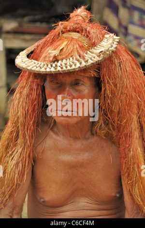 Yagua Indian sambuco con copricapo 1. Foto Stock