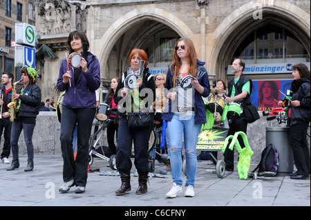 Musicisti di strada a Monaco di Baviera Baviera Germania Munchen Deutschland Foto Stock