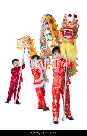 Tre bambini cinesi azienda dragone cinese Foto Stock
