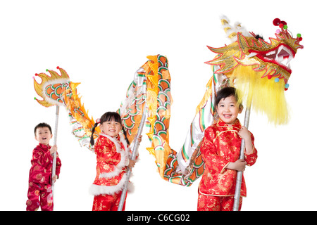 Tre bambini cinesi azienda dragone cinese Foto Stock