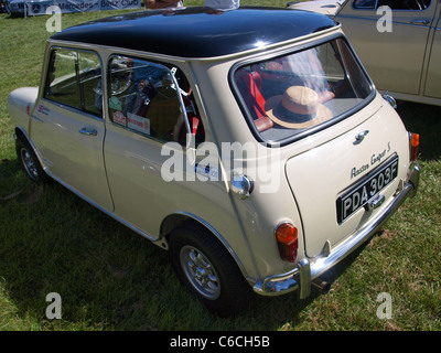 Austin Mini Cooper S una icona britannica un viaggio nel 1967 prese lo scorso anno ad un auto show nel Yorkshire Dales Foto Stock