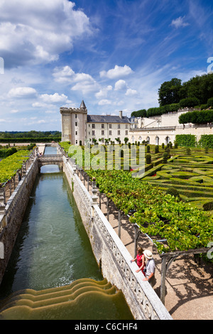 Valle della Loira, i giardini del castello di Villandry nella Valle della Loira, Indre et Loire, in Francia, in Europa con i visitatori in estate Foto Stock