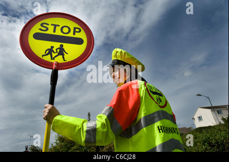 Cornovaglia il più giovane lollipop lady nel 2011, 18 anni su Tomasina attraversamento scuola patrol. Foto Stock