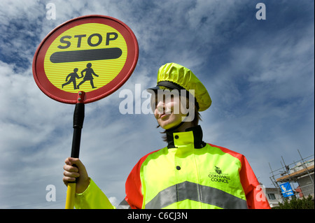 Cornovaglia il più giovane lollipop lady nel 2011, 18 anni su Tomasina attraversamento scuola patrol. Foto Stock