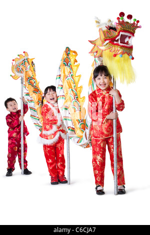 Tre bambini cinesi azienda dragone cinese Foto Stock