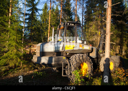 Ponsse Ergo nella foresta di taiga , Finlandia Foto Stock