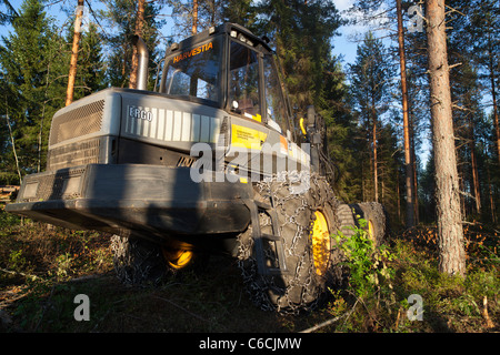 Ponsse Ergo nella foresta di taiga , Finlandia Foto Stock