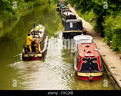 Un canale scena con narrowboats vicino Pewsey Wharf sul Kennet and Avon Canal nel Wiltshire, Inghilterra, Regno Unito Foto Stock