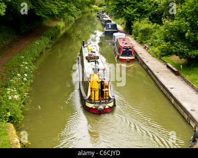 Un canale scena con narrowboats vicino Pewsey Wharf sul Kennet and Avon Canal nel Wiltshire, Inghilterra, Regno Unito Foto Stock