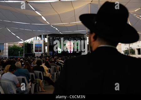 I sostenitori di noi personalità radio Glenn Beck guardando lui vivono sullo schermo in Safra piazza di fronte a Gerusalemme Municipio Israele Foto Stock