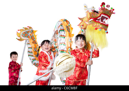 Tre bambini cinesi azienda dragone cinese Foto Stock