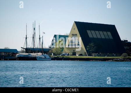 Il Museo Fram di Oslo visto dal fiordo. Foto Stock