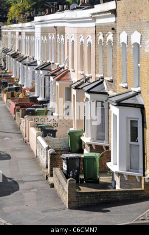 Guardando verso il basso a partire da sopra il London street scene della baia finestra frontale di case a schiera con bidone con ruote in giardini fronte Sud Londra Inghilterra REGNO UNITO Foto Stock