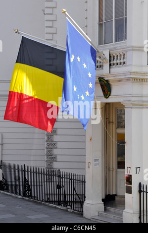 Ue e Belgio bandiere nazionali battenti fuori dall'ingresso all'Ambasciata belga in un edificio elencato nella Grosvenor Crescent Belgravia Londra Inghilterra REGNO UNITO Foto Stock